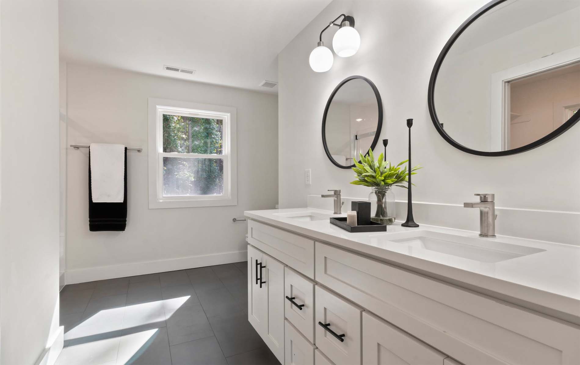 Vanity globe fixture lighting in bathroom