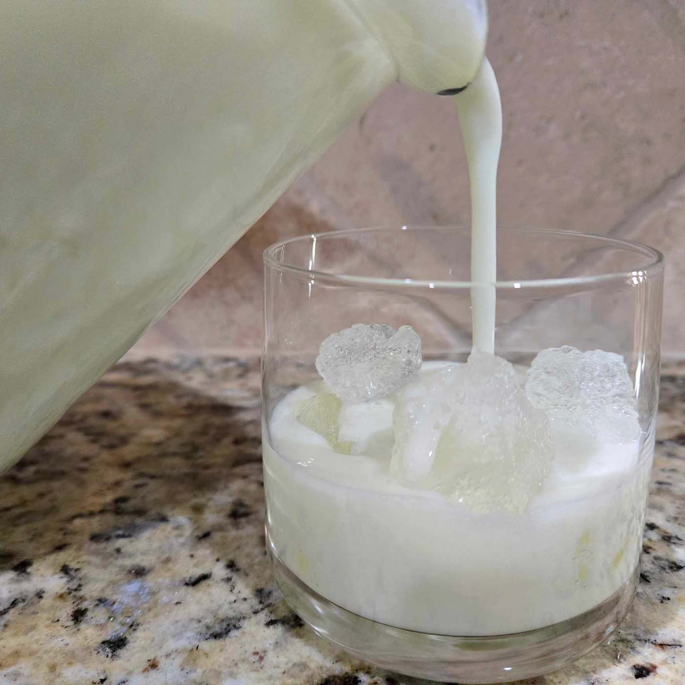 Pouring the Limonana into a glass