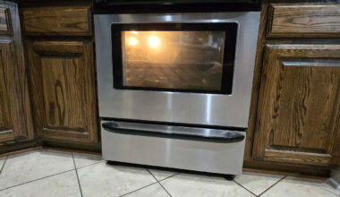 Clean oven glass door after cleaning using baking soda and dish soap