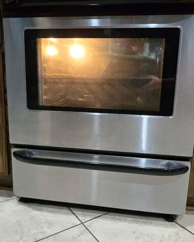 Clean oven glass door after cleaning using baking soda and dish soap